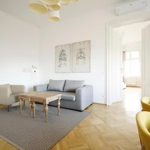 Heymi Opernring Apartment